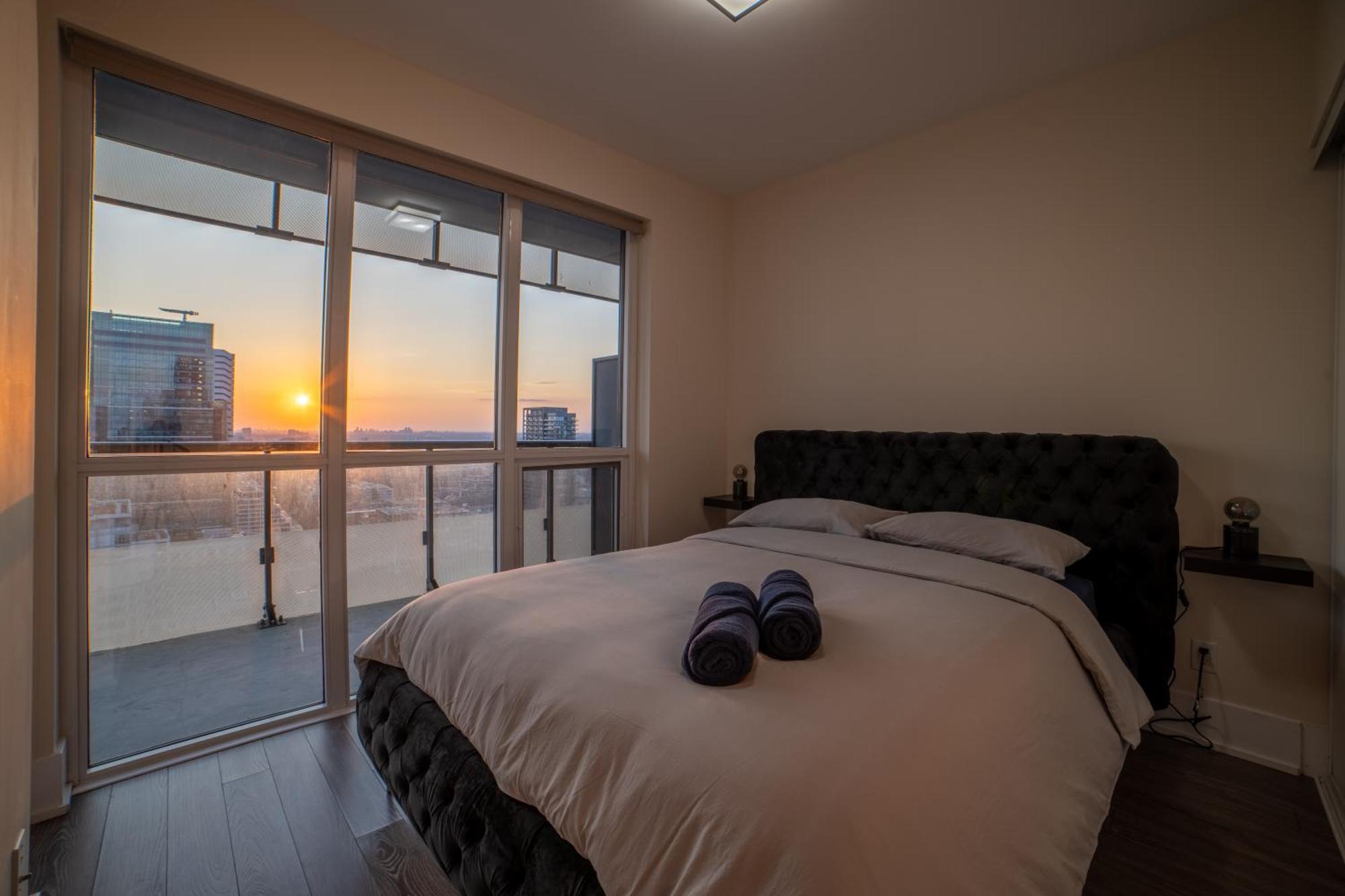 Luxury Condo W/Mesmerizing Sunset Views & Free Parking Τορόντο Εξωτερικό φωτογραφία